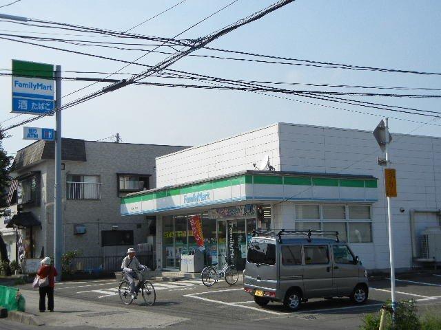 ファミリーマート南小泉一丁目店：155m