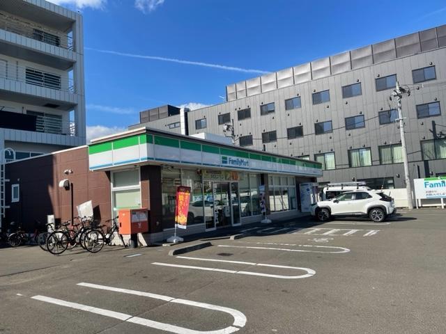 ファミリーマート小田原五丁目店：685m