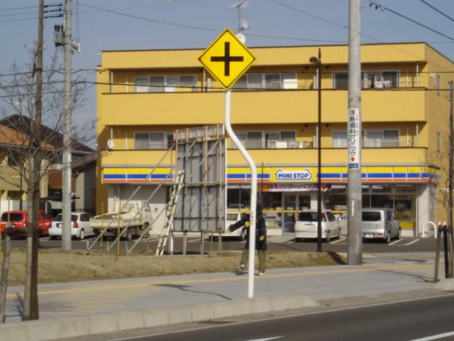 コンビニ：240m