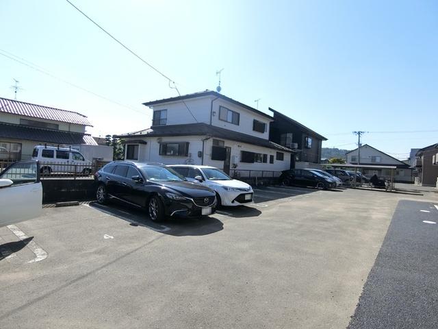 LA vie est belle（102） 駐車場