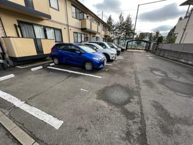 シェランジュ（105） 駐車場