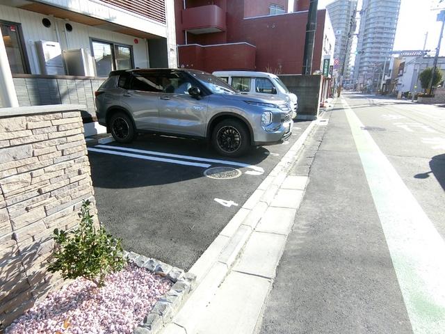 Ｄ−ＲＯＯＭ南材木町（305） 駐車場