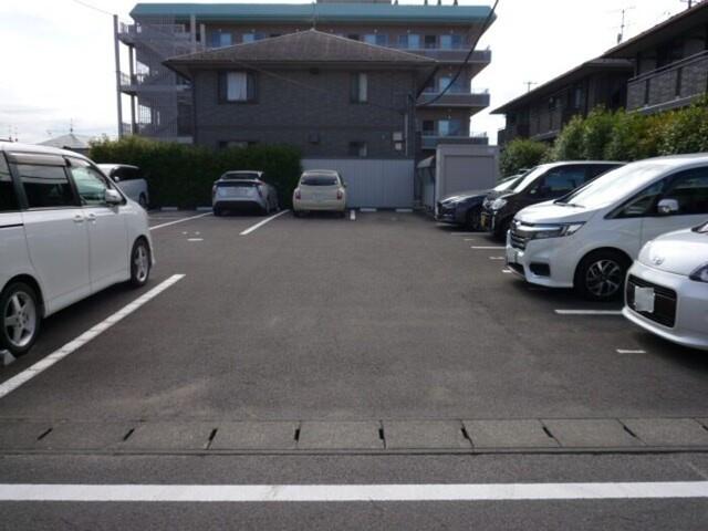 リビングタウン新田東（B201） 駐車場