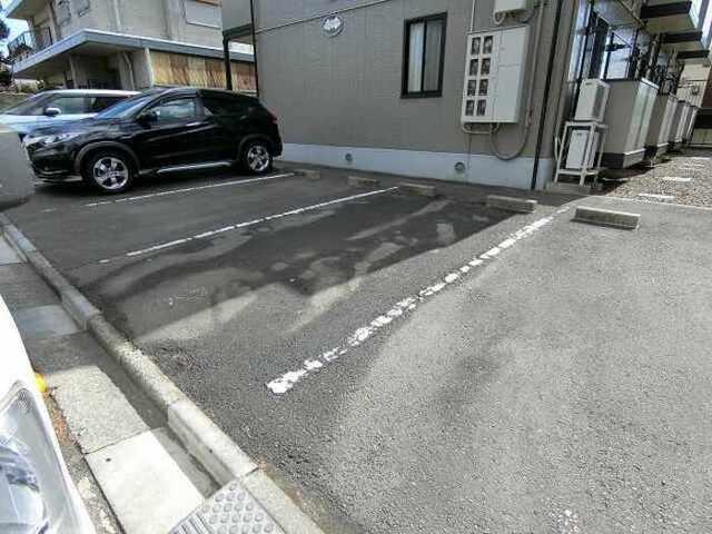 フォンテーヌ・中山（102） 駐車場