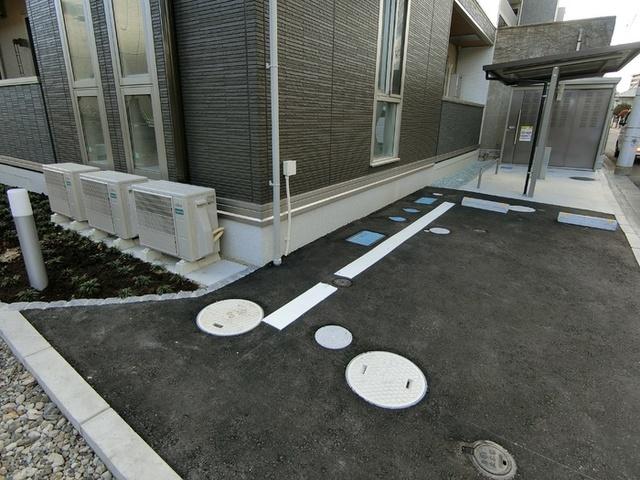 Ｄ−ＲＯＯＭ　ＭＩＹＡＭＡＣＨＩ３（102） 駐車場