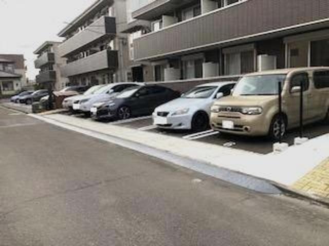 グランディール泉中央（101） 駐車場