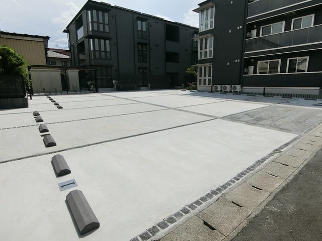 シャイニングＤａｙｓ（105） 駐車場