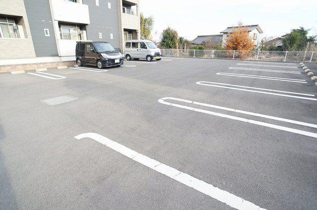 ベル・グリシーヌ（103） 駐車場