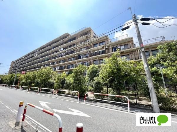 駅からの帰り道は商業施設が多く、帰りにお買い物に立ち寄るのに便利！