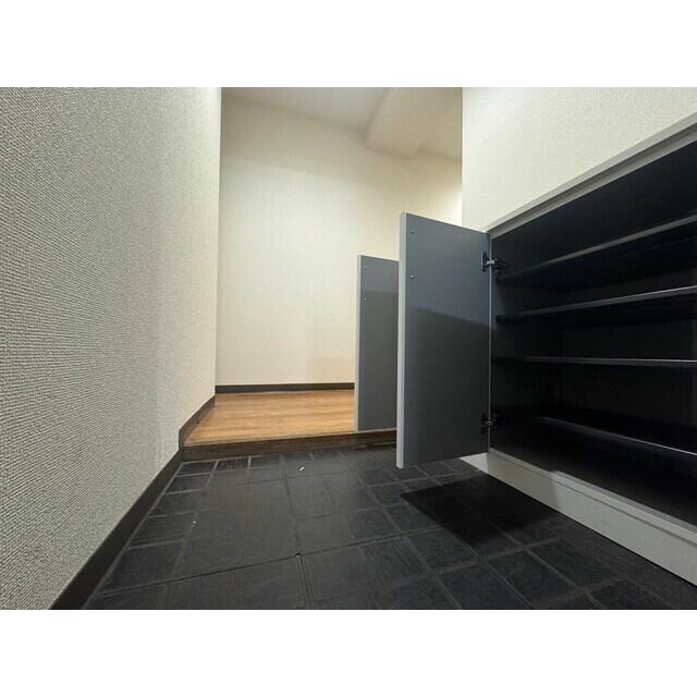 メゾンリヴィエール道場北 玄関