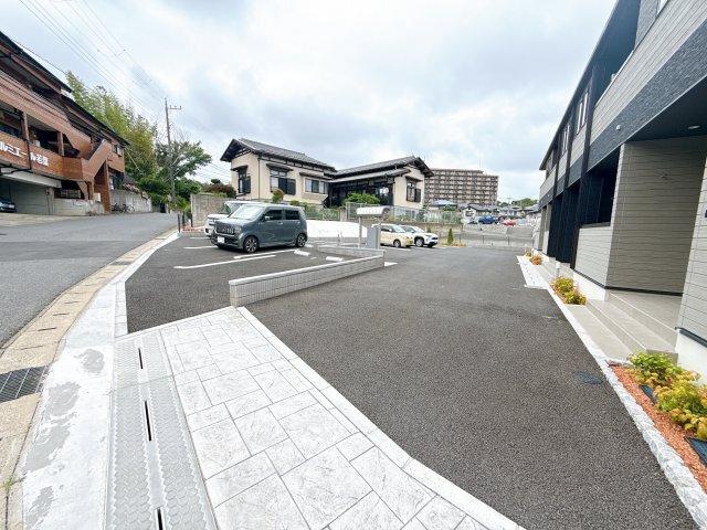 ハイグレイス５番館 駐車場