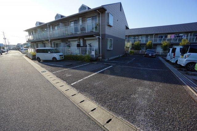 グランドサン六番館 駐車場