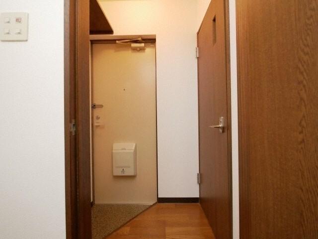 シャネル栄町弐番館（302） 玄関