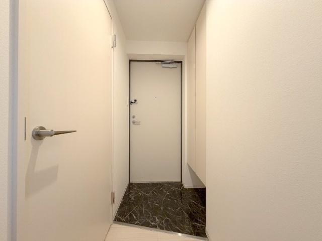 ＫＩＮＧ　ＨＯＵＳＥ　ＫＡＮＪＹＯＤＯＲＩ　ＨＩＧＡＳＨＩ(キングハウス環状通東（103） 玄関