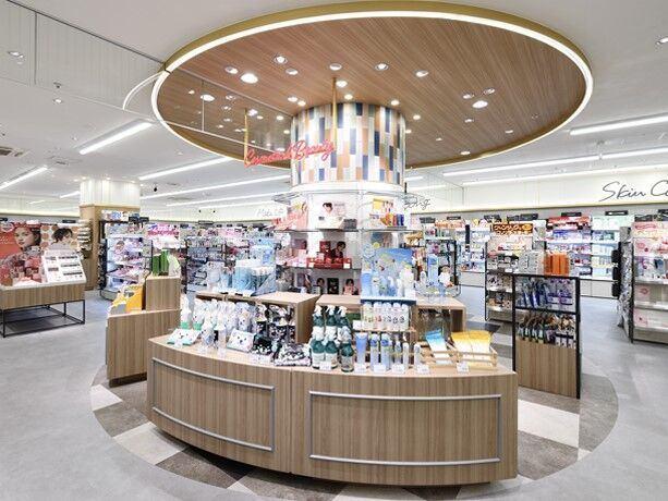 アインズ＆トルペマルヤマクラス店：562m