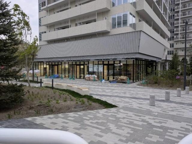 ファミリーマート札幌北6条東2丁目店：215m