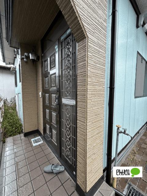 【リフォーム前】玄関ドアは新品に交換します。