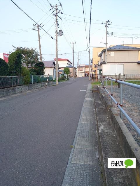 【中古】築浅平屋根城2丁目住宅 前面道路含む現地写真
