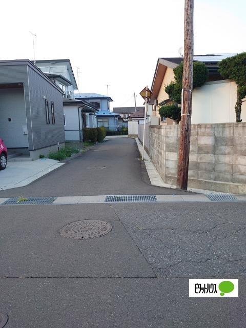 【中古】築浅平屋根城2丁目住宅 前面道路含む現地写真