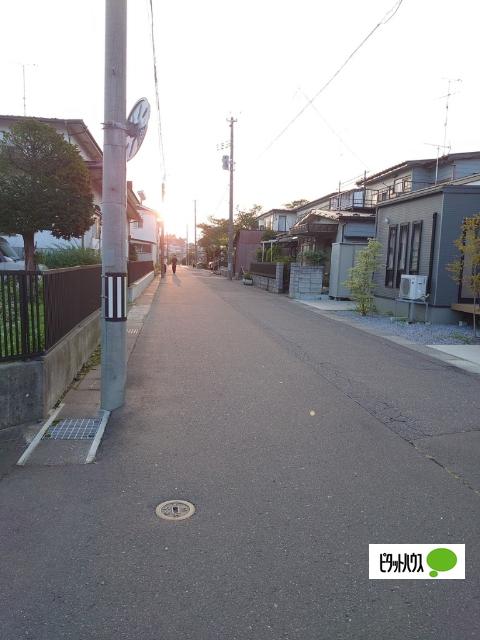 【中古】築浅平屋根城2丁目住宅 前面道路含む現地写真