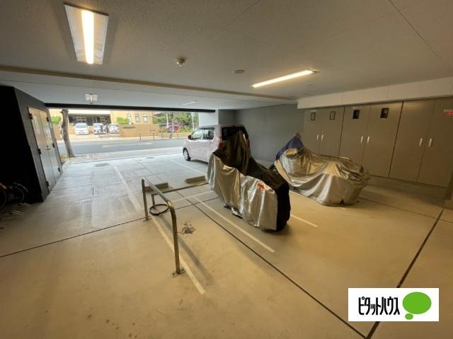 エスリード弁天町グロリア 駐車場