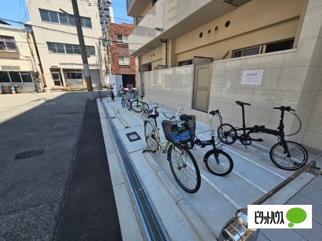 ワールドアイ阿波座WEST 駐車場