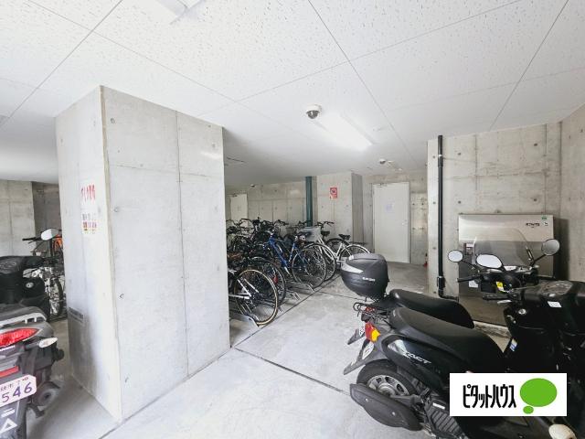 コーラルポワント難波WEST 駐車場