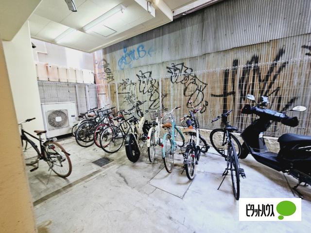 アモーレ本町ウエスト 駐車場