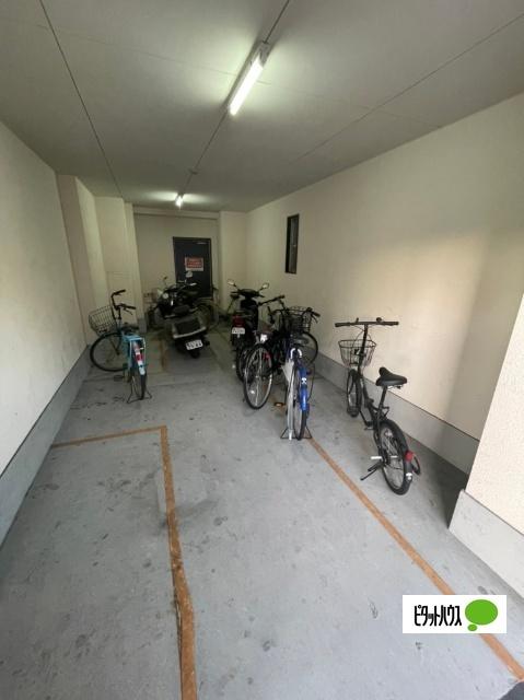 ELLE難波WEST 駐車場