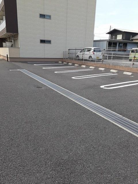 メゾンドール君津（105） 駐車場