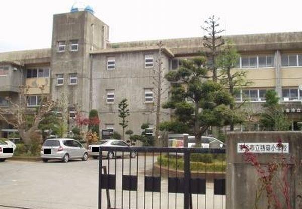 鴇嶺小学校：700m