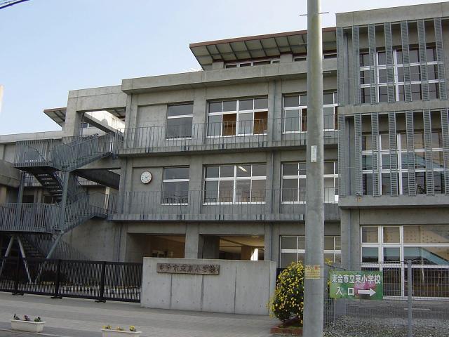東小学校（学校）：100m