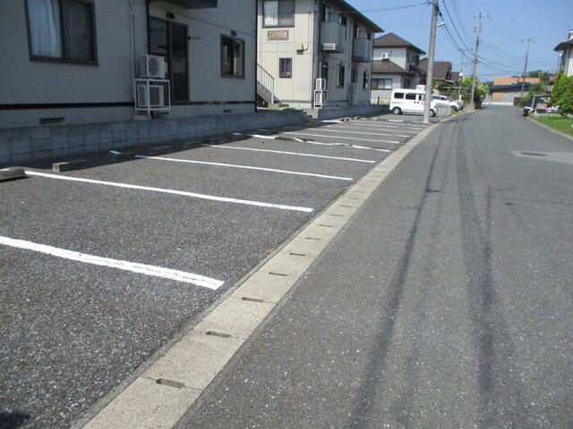 グリーンヒルズ　K棟（102） 駐車場