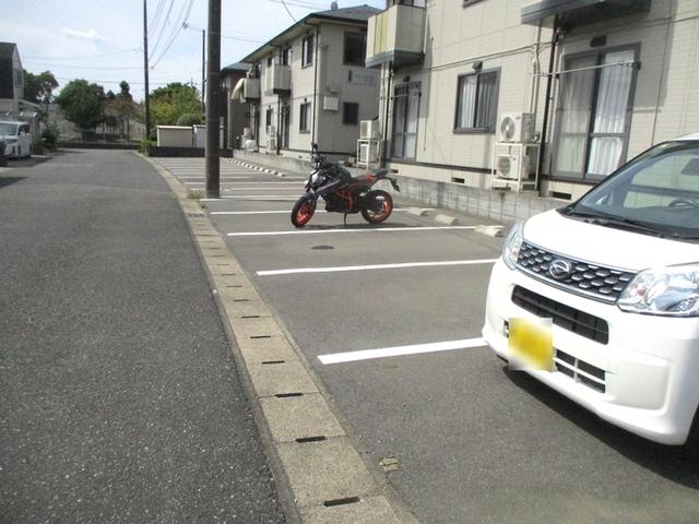 グリーンヒルズ　K棟（102） 駐車場