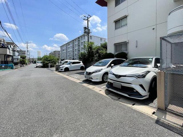 シャインクロコ（101） 駐車場