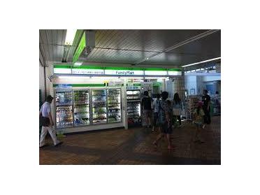 ﾌｧﾐﾘｰﾏｰﾄ Uﾗｲﾝ総合運動公園駅売店：822m