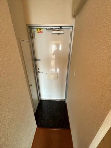 レオパレス曙 玄関