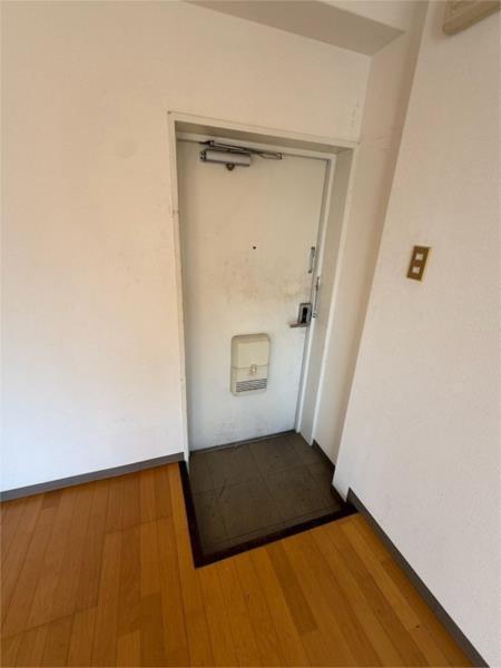 万和ビル 玄関