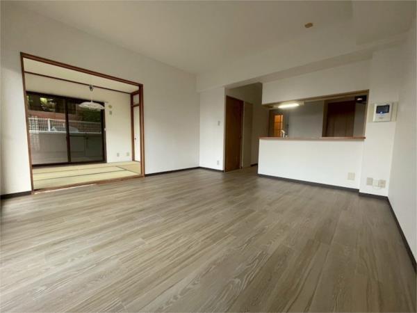 神戸市灘区城の下通マンション リビング