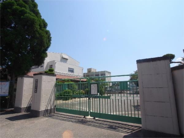 神戸市立歌敷山中学校：732m