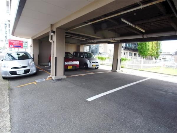 セオ・コート潤和 駐車場
