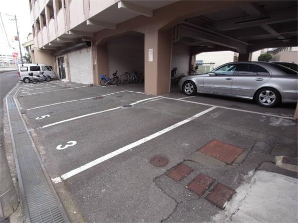 アムール本多聞 駐車場