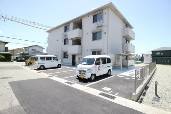 レ リヤン ファミリオVIII 駐車場