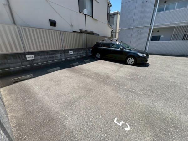 コンフォールメゾン 駐車場
