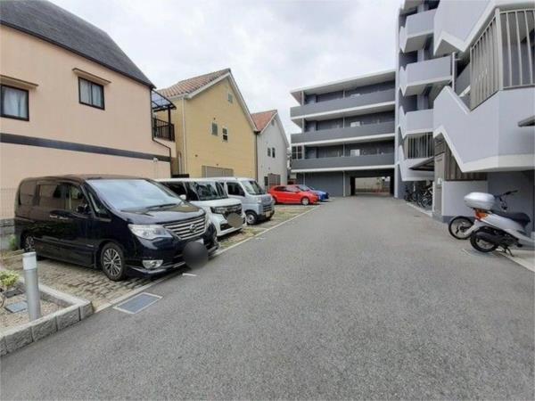 グランデ近松 駐車場