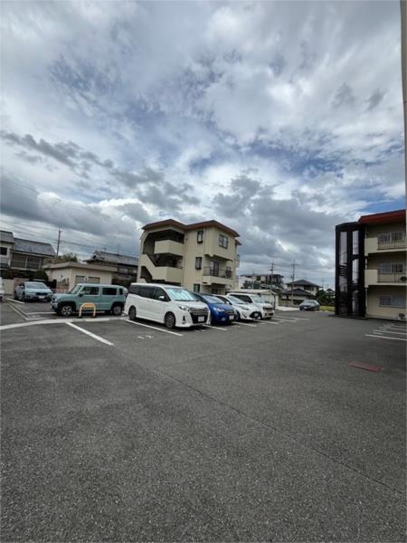 シャトレ北川 駐車場
