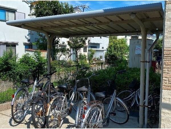 レオパレスLiberty 駐車場