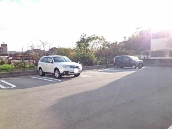 ルナファータI 駐車場