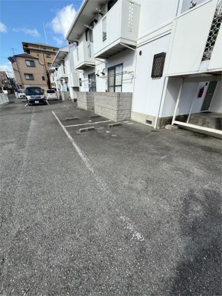 ホワイトヴィラ弐番館 駐車場