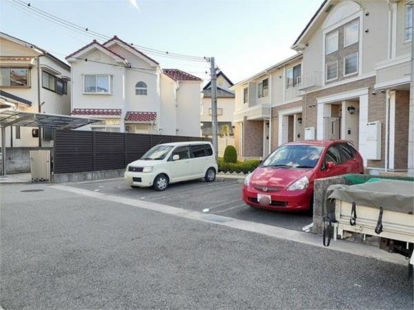 エレガンシア 駐車場